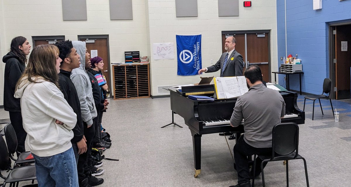 WM_Choir's tweet image. Vocal Music Students at @wmzebras worked with Professor Joel Moore from Olivet College this morning as they prepare for Choral Festival.