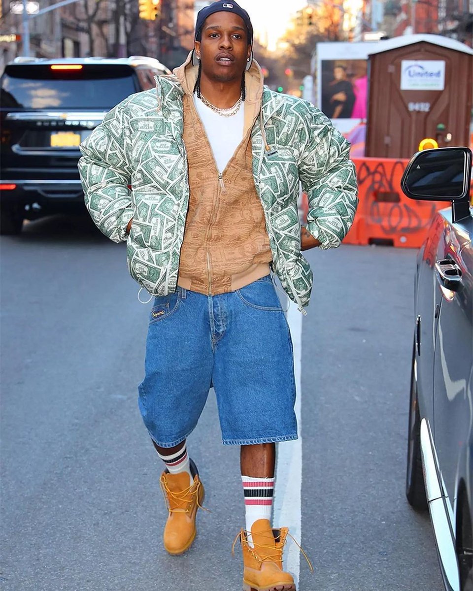 tons_pgh's tweet photo. A$AP Rocky made a statement in a Vetements 'Million Dollar' oversized puffer jacket. We got 2 items available on the website. BTW, we know that George Pickens did it first, check out his fit with Vetements jacket from TONS https://t.co/3ERGmjRFF0
#tons_shop #vetements #asaprocky https://t.co/tzLUPj5P9F