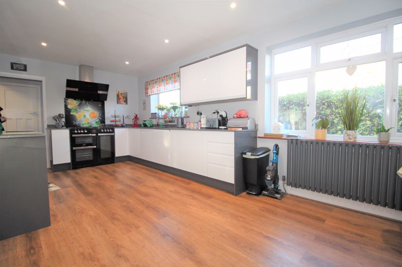 Richmonds_EA's tweet photo. Richmonds are delighted to market this vast, detached bungalow located in the mature residential area of Hedge End/Botley border.

https://t.co/QAXsUxBA5D https://t.co/L3Z6IKVDs8