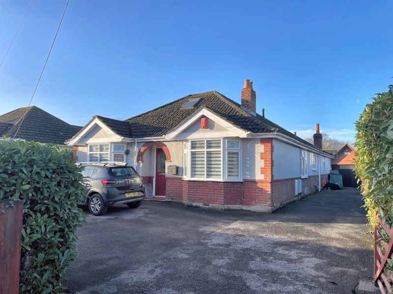 Richmonds_EA's tweet photo. Richmonds are delighted to market this vast, detached bungalow located in the mature residential area of Hedge End/Botley border.

https://t.co/QAXsUxBA5D https://t.co/L3Z6IKVDs8