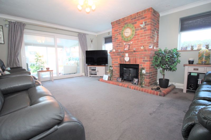 Richmonds_EA's tweet photo. Richmonds are delighted to market this vast, detached bungalow located in the mature residential area of Hedge End/Botley border.

https://t.co/QAXsUxBA5D https://t.co/L3Z6IKVDs8