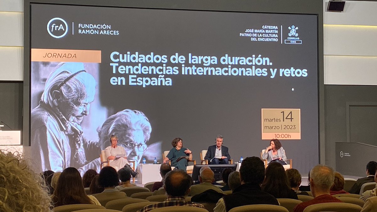 Continúa la jornada Mª Dolores Puga presentando la sesión con @acpgerontologia @teresatkinson y Eloy Van Hal @Dementiavillage 
Jornada #frAreces @FundacionAreces @InformeEspana #ACP #Cuidados