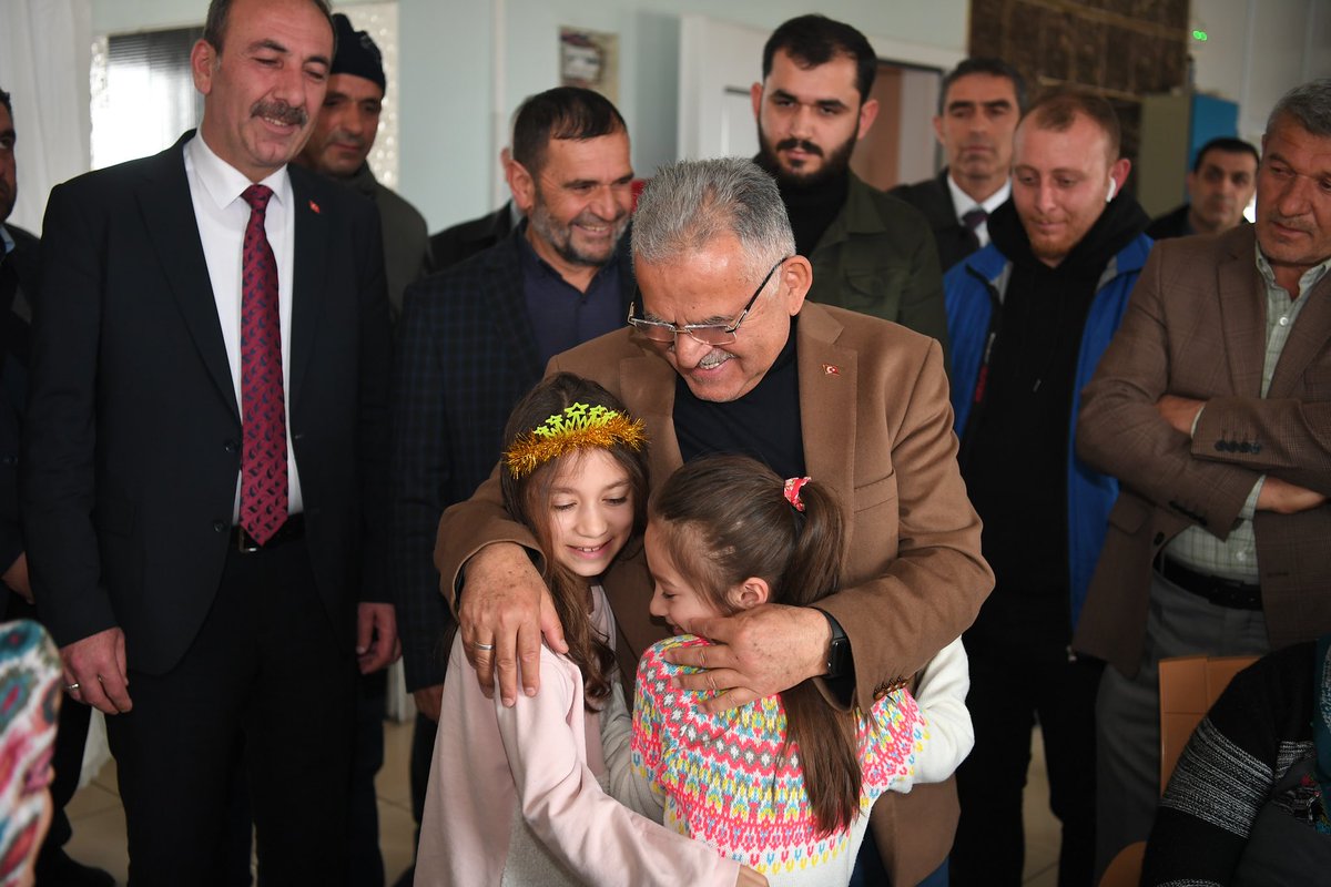 baskanmemduhbyk's tweet photo. #Kayseri olarak her zaman depremzede kardeşlerimizin yanındayız.

Tomarza Verenel Erkek Öğrenci Yurdu’nda kalan depremzede kardeşlerimizi ziyaret ettik.

#BirlikteGüçlüyüz https://t.co/ypSkowNB4R