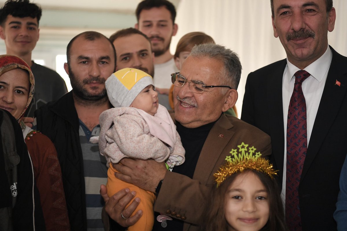 baskanmemduhbyk's tweet photo. #Kayseri olarak her zaman depremzede kardeşlerimizin yanındayız.

Tomarza Verenel Erkek Öğrenci Yurdu’nda kalan depremzede kardeşlerimizi ziyaret ettik.

#BirlikteGüçlüyüz https://t.co/ypSkowNB4R