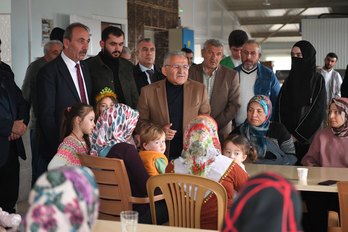 baskanmemduhbyk's tweet photo. #Kayseri olarak her zaman depremzede kardeşlerimizin yanındayız.

Tomarza Verenel Erkek Öğrenci Yurdu’nda kalan depremzede kardeşlerimizi ziyaret ettik.

#BirlikteGüçlüyüz https://t.co/ypSkowNB4R