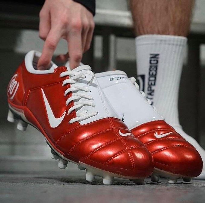 SundayShoutsFC's tweet photo. These boots. This ball. 😍

Only real ones will remember. https://t.co/0VMq8a3U55