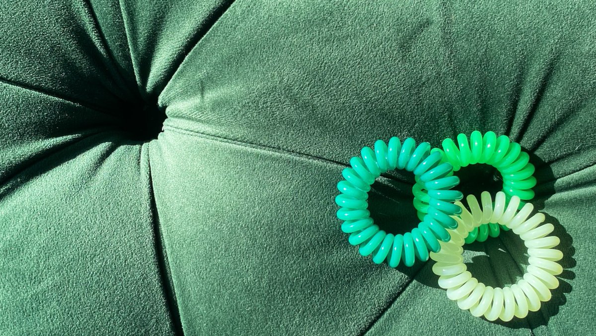 Green symbolises nature and the natural world, that’s why we’re loving pairing our outfits with the Green SpiraBobble Range to match the season 💚

#hairaccessories #hairfashion #hairupspirallystylishly #longerlastinghairfashion #recyclable #spring #ecofashion #sustainability