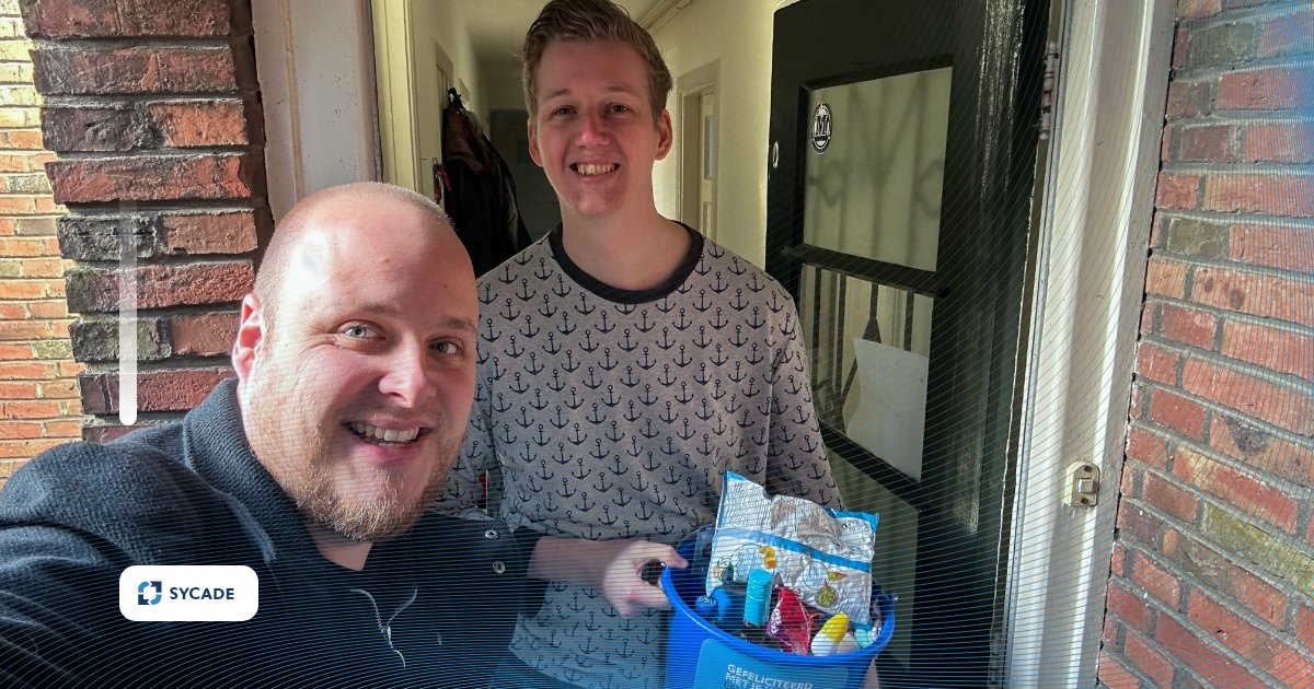 Sycade's tweet photo. Geweldig! Ook onze Joep heeft een nieuw huis! 🏡
 
Niks is te gek, want Rob is helemaal nei it moaie Fryslân riden 🚗💨 om natuurlijk ook aan Joep de inmiddels beroemde 'Sycade Housewarming bucket' af te leveren.😋

Veel plezier en gefeliciteerd met je nieuwe huis Joep! 🎉 https://t.co/ZhSCWtyhFm