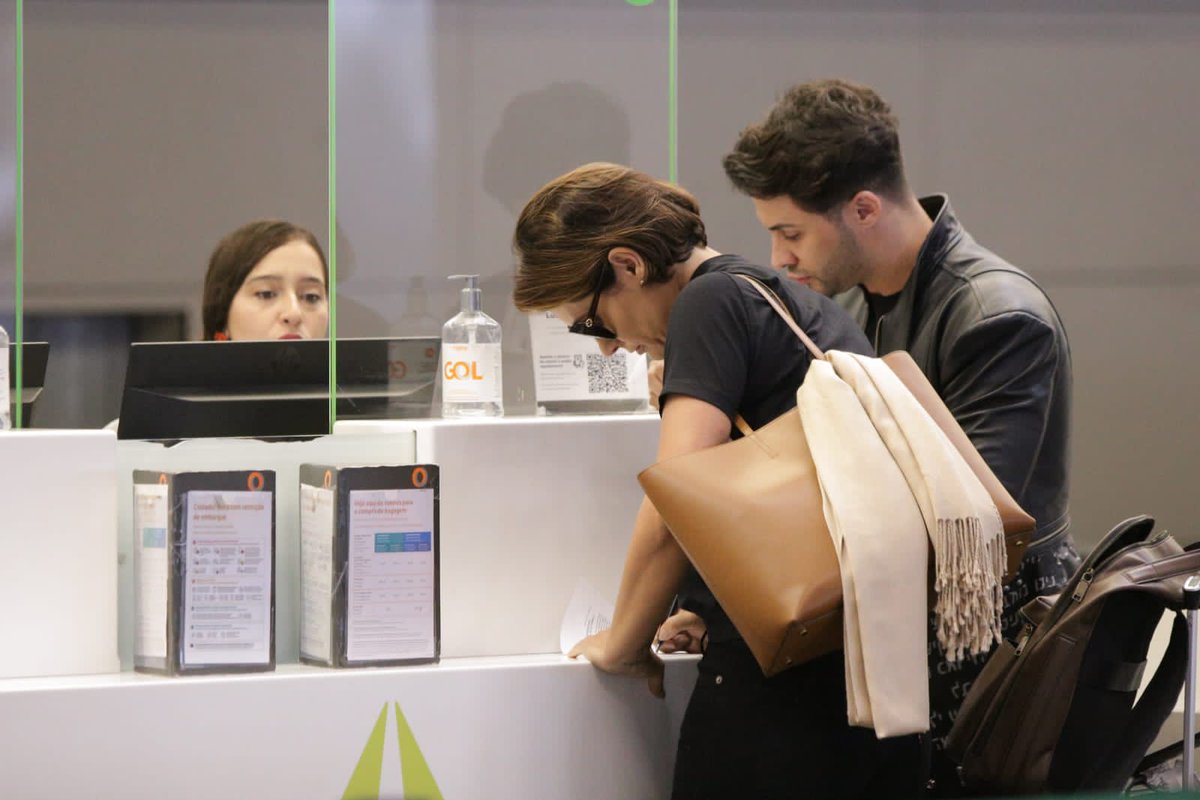 lazarorosa25's tweet photo. Ex-primeira-dama acaba de fazer check-in para embarcar para os Estados Unidos. Espero que não esteja fugindo com as joias milionárias.

📸Breno Esaki/Metrópoles https://t.co/ykpzDgxqvk