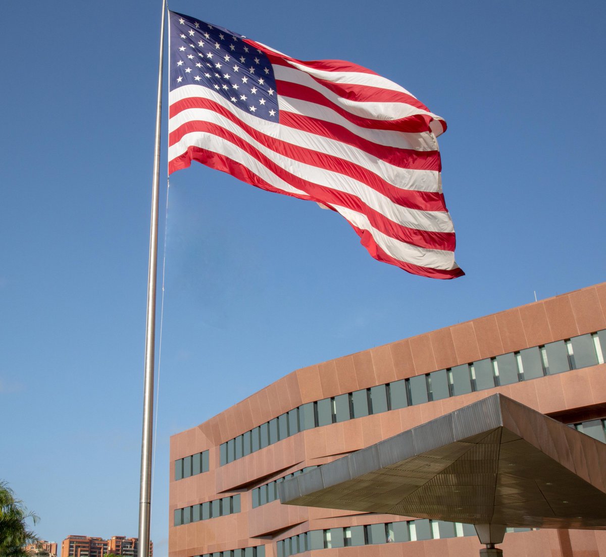 Hace 4 años salimos de nuestra sede diplomática en Caracas, sin embargo nuestro trabajo con y por los venezolanos no ha parado. Diariamente trabajamos por la democracia y esperamos el día en que podamos volver a nuestra sede en Valle Arriba para estar más cerca de ustedes.