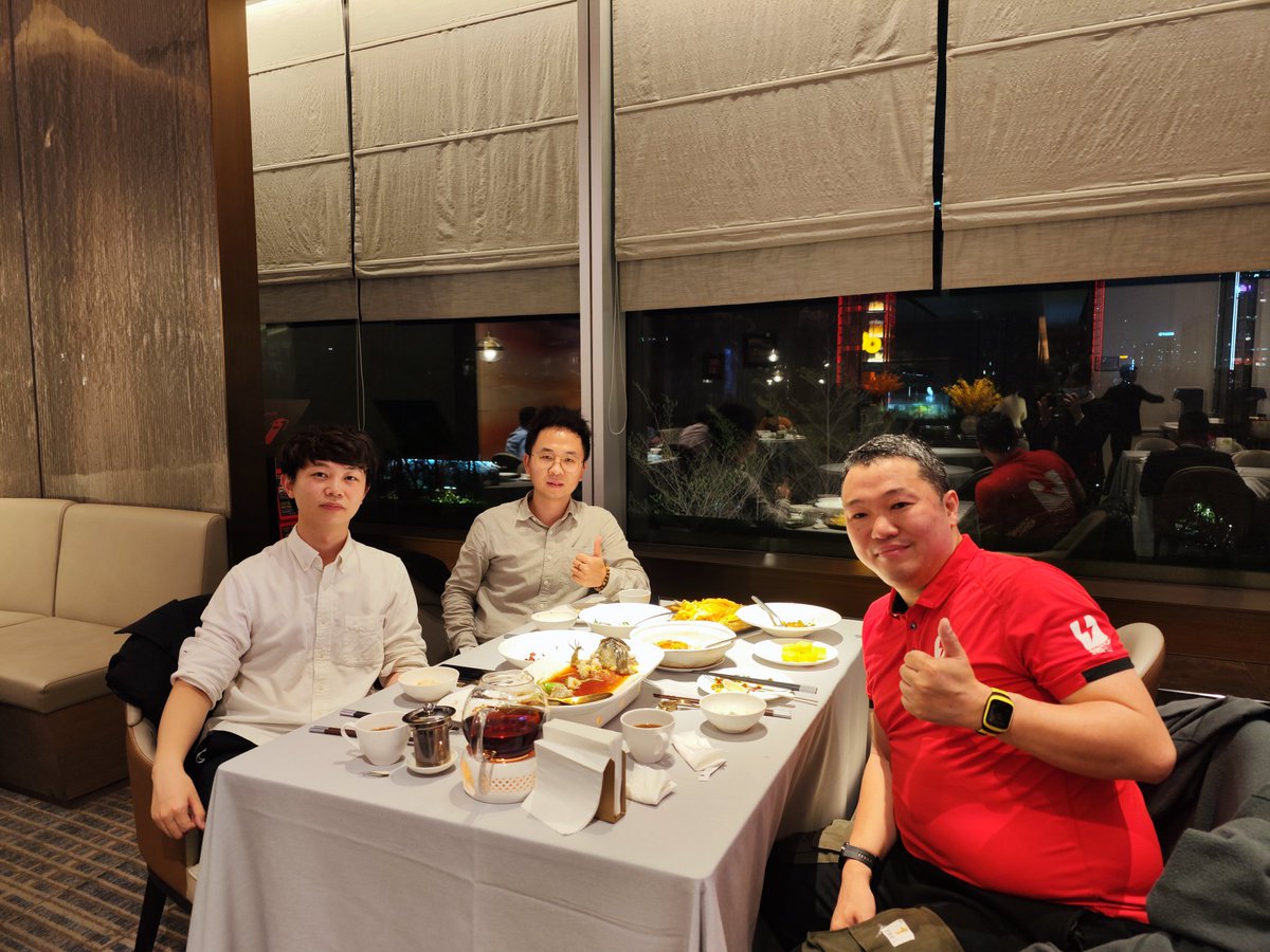 tks's tweet image. 量子コンピュータ #SpinQ の人たちと、美味しい中華(粤菜と湘菜のMix, 珍しい)。
ここ数ヶ月では日本のスイッチサイエンス @ssci が世界一販売してるらしい。

それは秋田先生 @akita11 と福本博士がホンモノと認めてくれたからで、[今後も研究者が深センに来る際にはぜひ食事しよう！]とのこと。