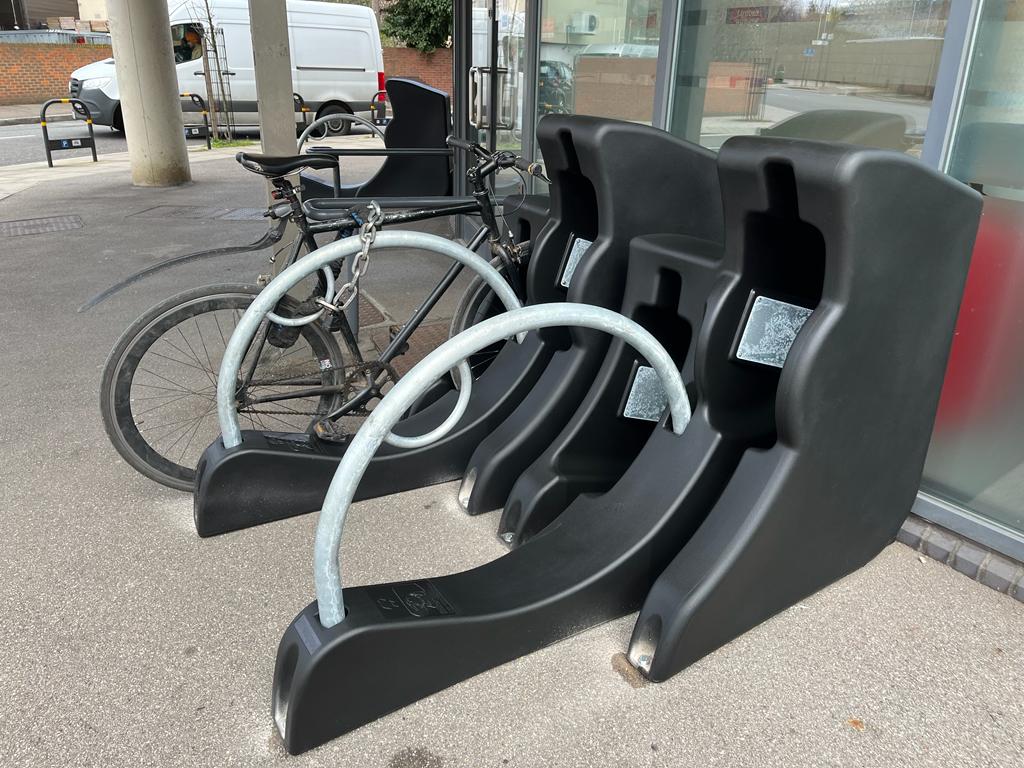 Green_ELFT's tweet photo. 30 Felstead Street just had streetpods installed by 
@Cyclepods :) One of our Green Plan's priority to achieve 100% coverage by 2025. @NHS_ELFT
 #greencommute #sustainabletravel #greentravel #sustainability https://t.co/endczHAlsL