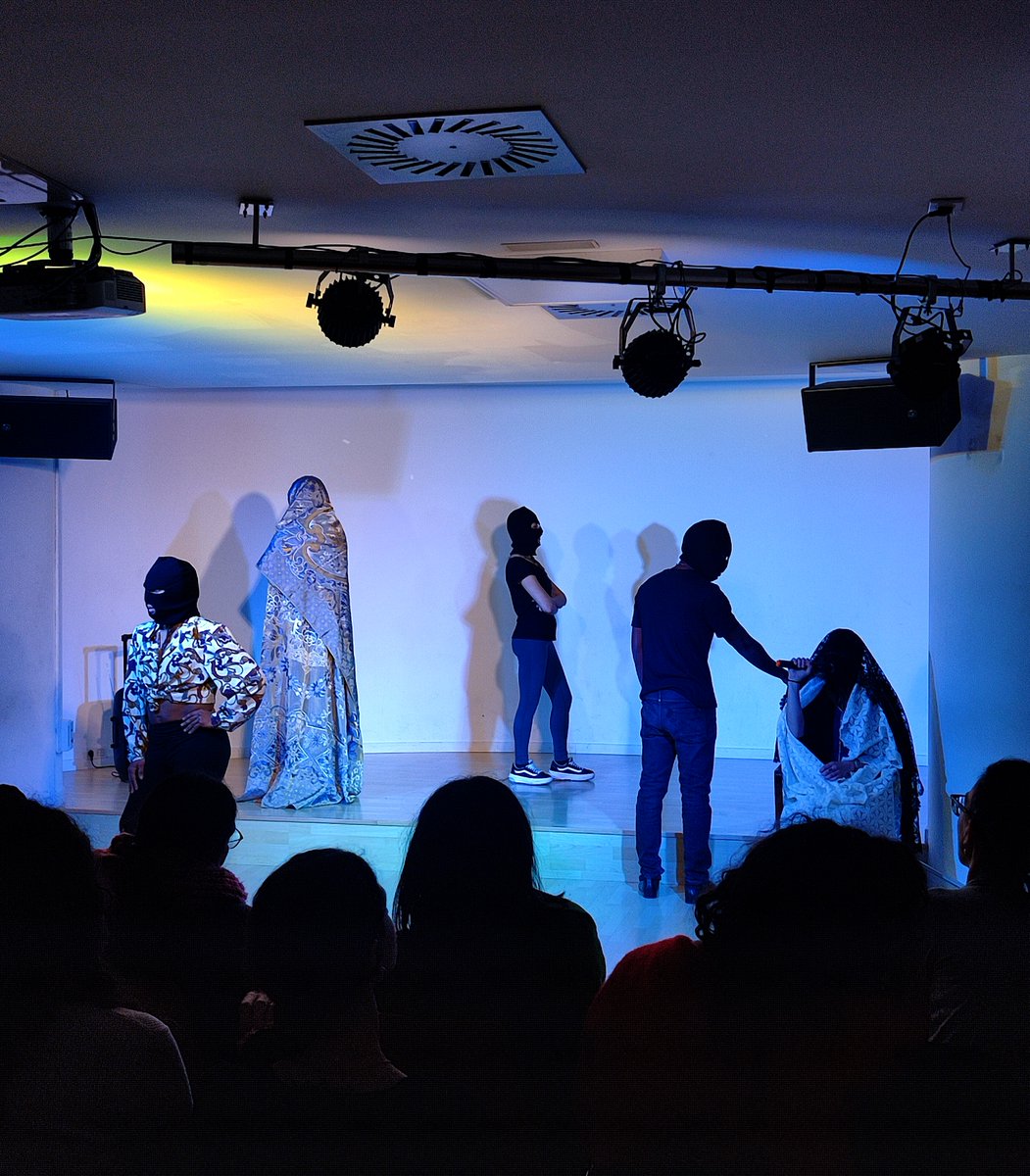 laxixateatre's tweet photo. Els darrers mesos juntament amb la companyia de teatre La Xixa LAB, hem estat treballant en una campanya de sensibilització sobre la islamofòbia de gènere mitjançant el teatre fòrum dins el projecte MAGIC del @imed_bcn ☪️🕋🕌 #laxixalab #IEMed #proyectomagic #impactosocial https://t.co/nMncvpcKne