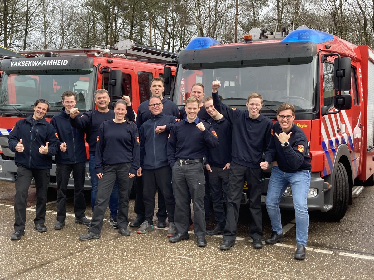MarinaHagenbeek's tweet photo. Deze kanjers zijn vandaag geslaagd voor hun praktijkexamen Manschap BrandBestrijding 🔥🧑🚒 @VNOGregio @BOGO #brandweer #Ugchelen #Bergh #Hoenderloo #Ermelo #ApeldoornCentrum #Doetinchem #Gorssel #Beekbergen #Manschap https://t.co/nUv3oD0o9M