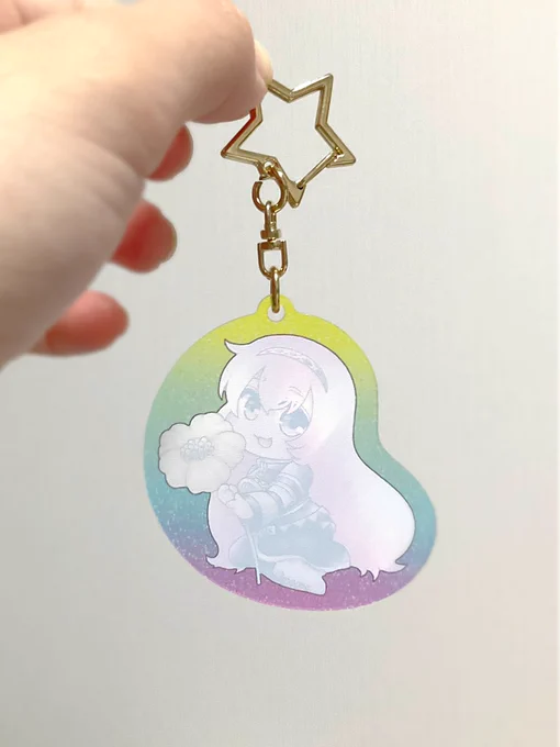 裏から見たところのかわいさがまた。グラデーションのかわいさと丸っこいシルエットのかわいさが引き立つのよ。裏から光が入るとかなり透けるんだけれど、それがまたなんかいい。それで表を見たらまたかわいい。おお無限機関・・・ 