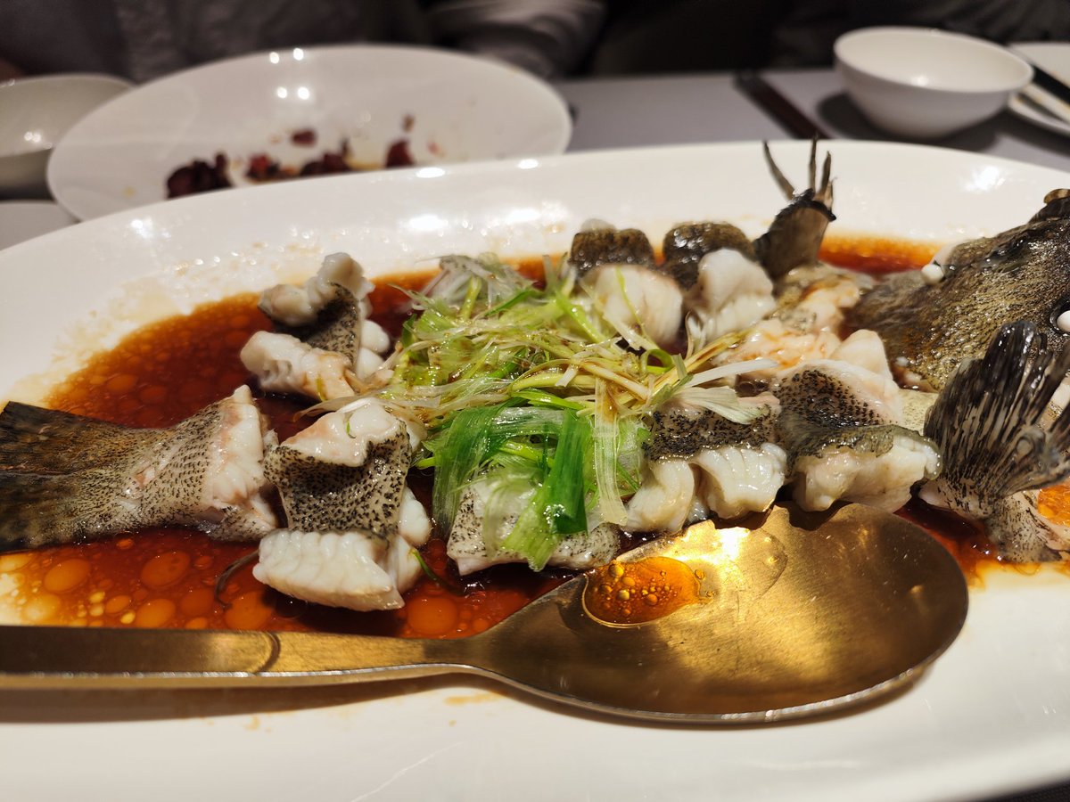 tks's tweet image. 量子コンピュータ #SpinQ の人たちと、美味しい中華(粤菜と湘菜のMix, 珍しい)。
ここ数ヶ月では日本のスイッチサイエンス @ssci が世界一販売してるらしい。

それは秋田先生 @akita11 と福本博士がホンモノと認めてくれたからで、[今後も研究者が深センに来る際にはぜひ食事しよう！]とのこと。