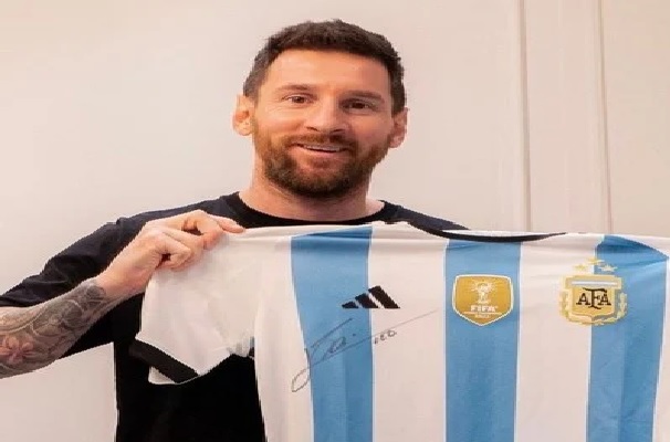 3DNFTMessi's tweet photo. Are you a #Messi fan? Don't miss out on owning this one-of-a-kind 3D #NFT featuring his signature and dedication. Only one available on https://t.co/UHevaDrz73
#3DMessi #MessiNFT #WorldCupGlory #ArgentinaChampion #DigitalArt" https://t.co/LXtA8sm3UD