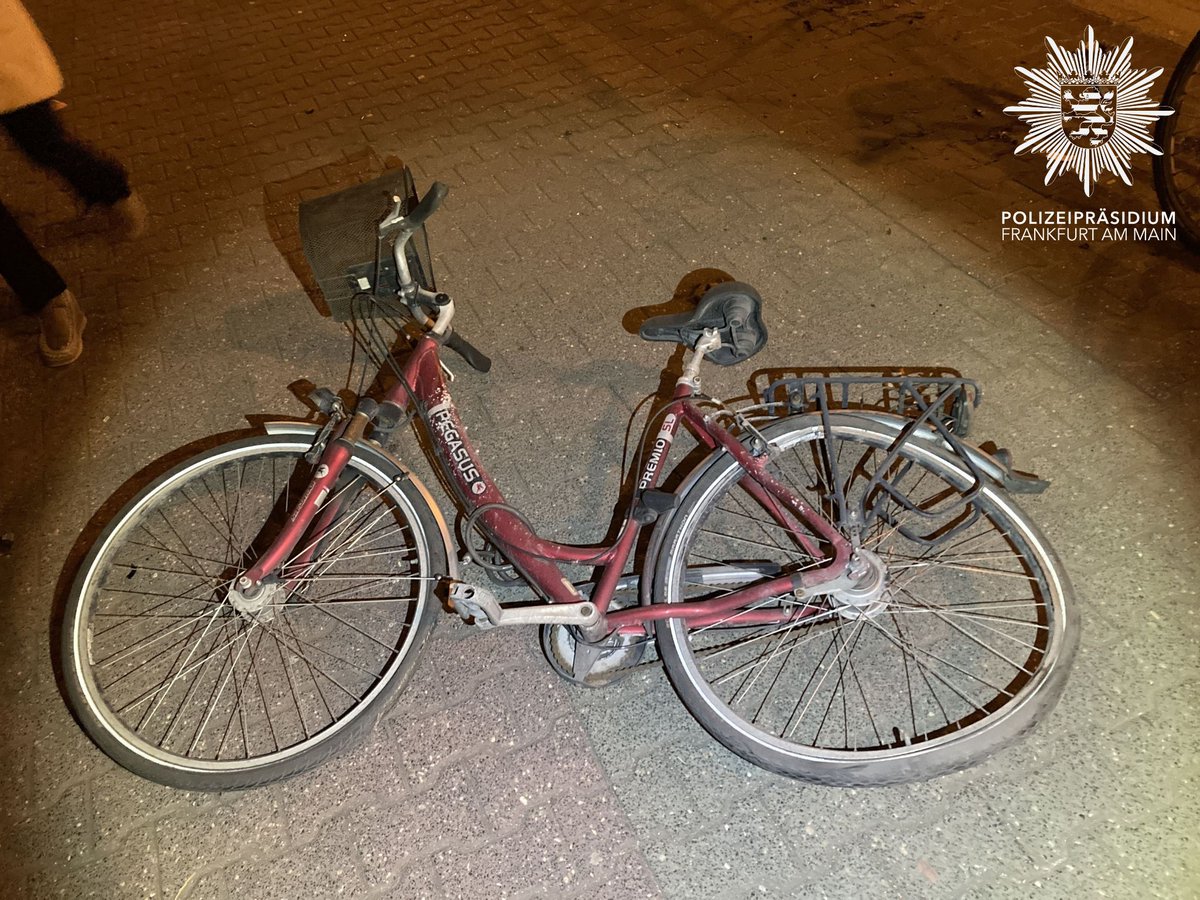 #Fahrradfahndung - Besitzer/in gesucht!

Bereits am 02.03. gegen 21:14 Uhr kam es im #Reuterweg 68 zu einer Verkehrsunfallflucht, bei der drei Fahrräder beschädigt wurden.

Ihr erkennt euer Fahrrad wieder?
Dann meldet euch bei uns unter der 📞 069 / 755 46211!