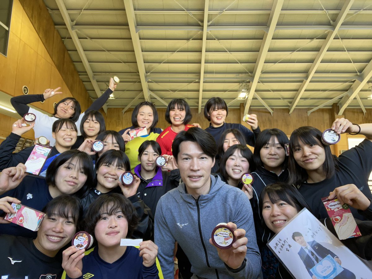 eigonose's tweet image. 【White Day】皆んな、いつもありがとう！#感謝 #選手たちあっての監督 #淑徳大学
君たちの夢を力に頑張ります🥋#happiness #whiteday 🍨