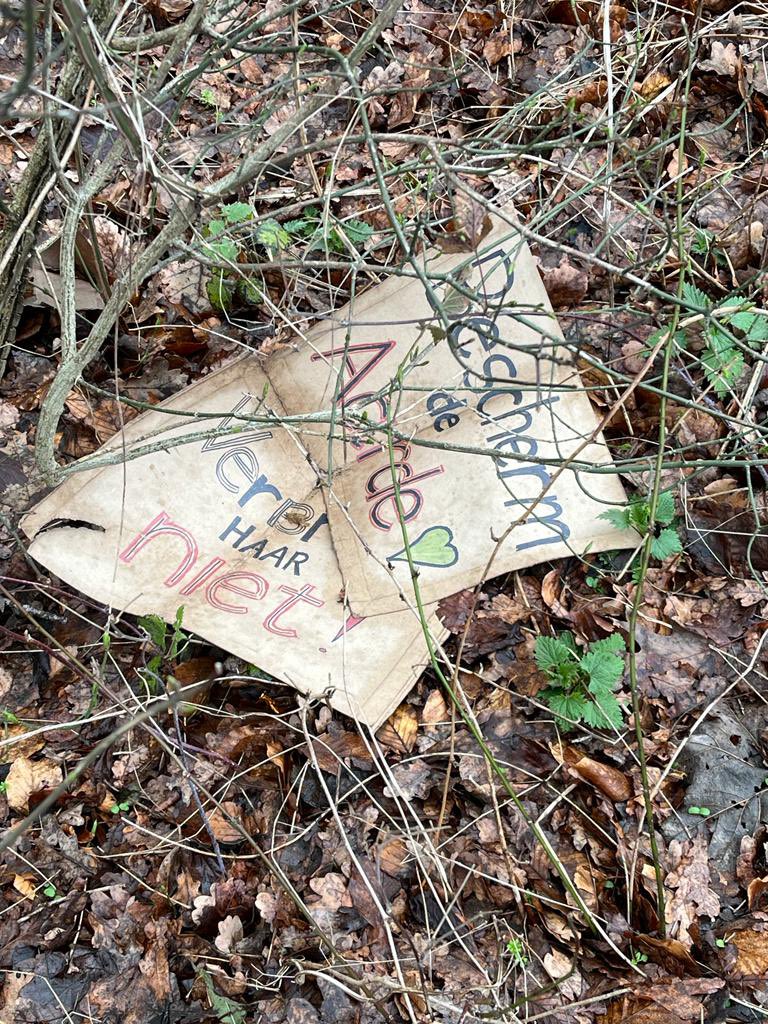 StraffeW's tweet photo. Protest voor een beter milieu, maar maar de rotzooi netjes weggooien of meenemen, ho maar. Het Haagse bos ligt vol. Daar werd niemand weggestuurd. @DeTelegraaf_MUN @geenstijl #DenHaag #klimaatverandering #klimaatprotest #ExtinctionRebellion https://t.co/wewQpjnDdC