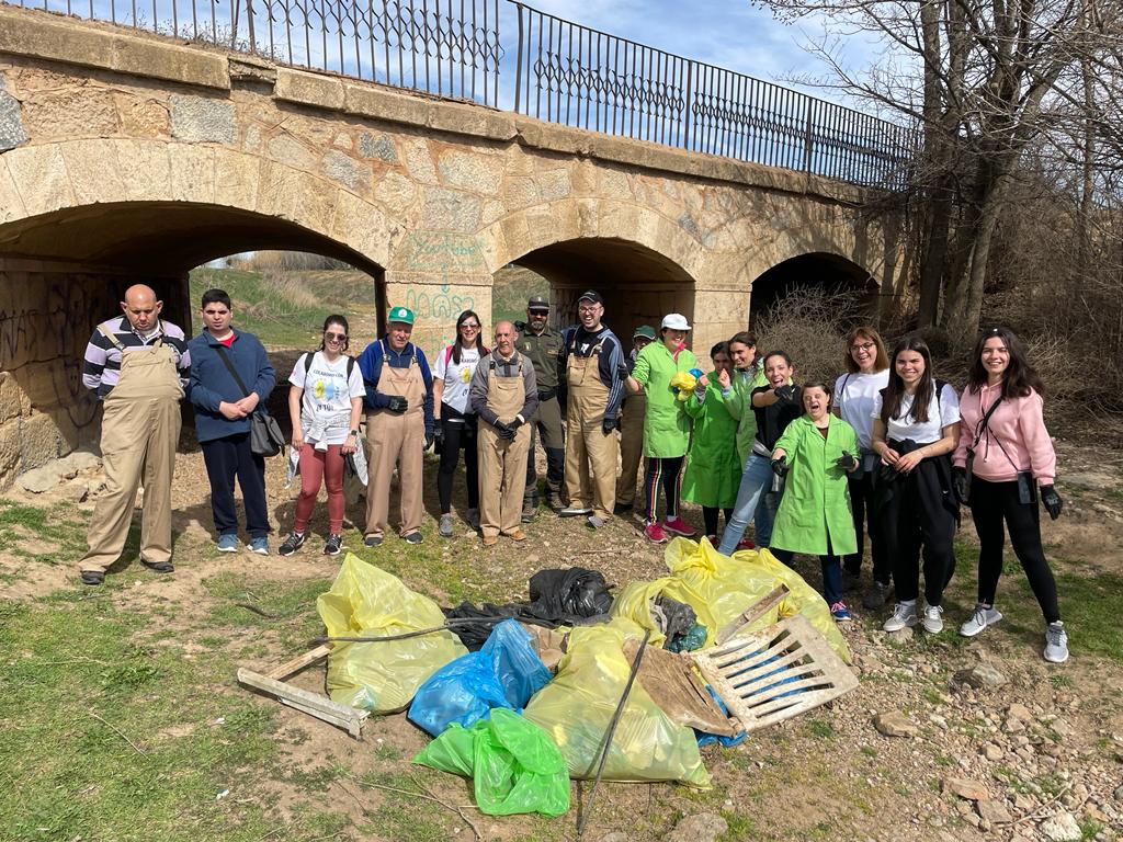 ➡️ Acompañamos a la asociación ASODEMA de #Madridejos, que ha realizado un magnífico trabajo 👏 retirando basuras de un tramo del río Amarguillo. Una actividad del #ProyectoLibera

✅ Ayúdanos a luchar contra la #basuraleza 
               👇📷