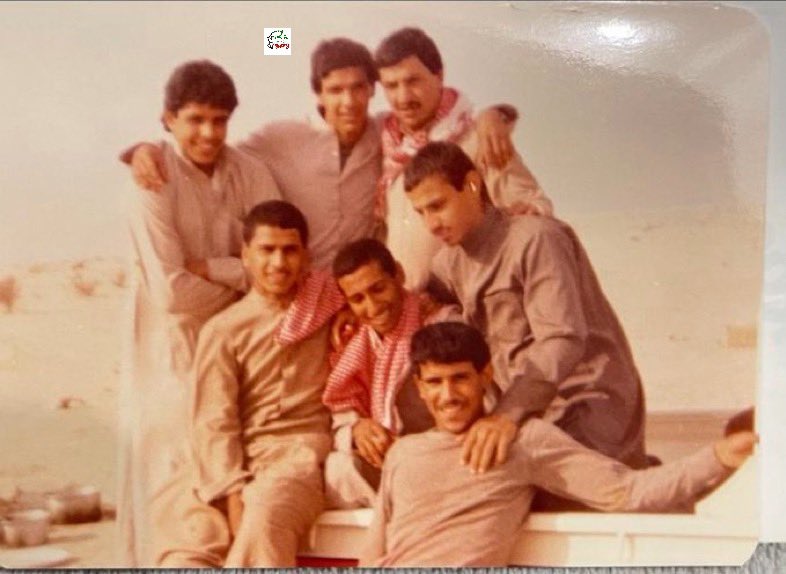 FFALBALOOD's tweet photo. من اليمين وقوفا
1- خالد على الخنفور 
2- محمد جريدي بن سيحان 
3-  سعد فلاح الندي 
الصف الثاني
1- سعد مبارك الشويخ 
2- نافع محمد الفيلة
3- عبيد ناصر العدواني 
تحت 
سيف عايد النصافي الله يرحمه
الصوره شهر مارس 1983

#عقود_الصحه
#امطار_الكويت
#يوم_العلم
#اعضاء_المجلس_خذلوا_الاوقاف https://t.co/PcObIt1ZKi