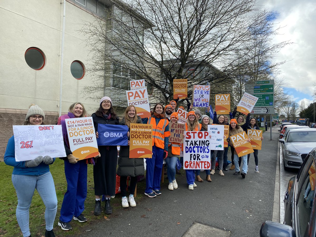 Lovely, loud picket line at Cheltenham General Hospital this morning, with lots of public support. Please come and join them, or give them a beep!#PayRestoration
<a href="/gloshospitals/">Gloucestershire Hospitals NHS Foundation Trust</a>