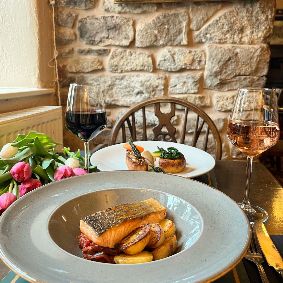BullsHeadFoolow's tweet photo. MOTHER'S DAY 19TH MARCH 💐💕
Whether it's a well deserved G&amp;T in the bar or a family lunch, we can't wait to celebrate with you this Sunday. 🥰🍹🍴 We have a couple of spaces available. Book now to avoid disappointment.  #MothersDay  #TreatMum #Lunch #GiftIdeas #PeakDistrict https://t.co/up3J2UiH1v