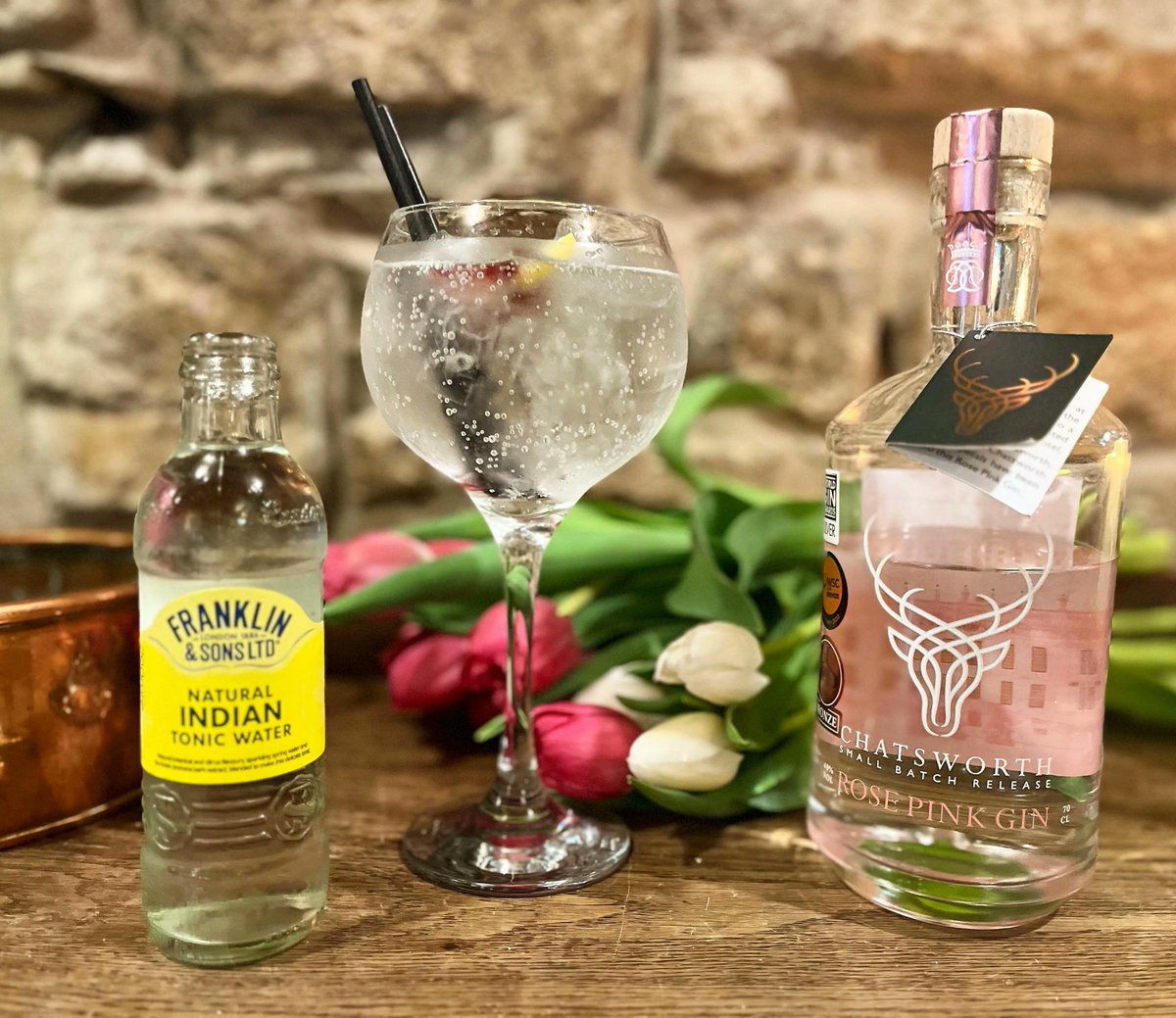 BullsHeadFoolow's tweet photo. MOTHER'S DAY 19TH MARCH 💐💕
Whether it's a well deserved G&amp;T in the bar or a family lunch, we can't wait to celebrate with you this Sunday. 🥰🍹🍴 We have a couple of spaces available. Book now to avoid disappointment.  #MothersDay  #TreatMum #Lunch #GiftIdeas #PeakDistrict https://t.co/up3J2UiH1v