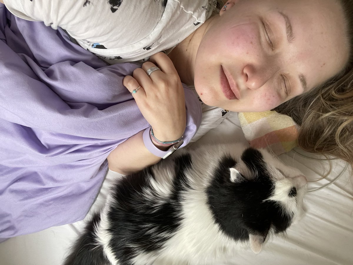 Vikki_Look's tweet photo. Gm! Long time no see fam❤️
Yesterday I got my personal anti record- 161/121 blood pressure 😢today definitely not my day😭
#WaffleFact: she always sleeps with us, but always ON the blanket like a dog)) and never waking me up early for breakfast ❤️ https://t.co/R1q3qaH0x5
