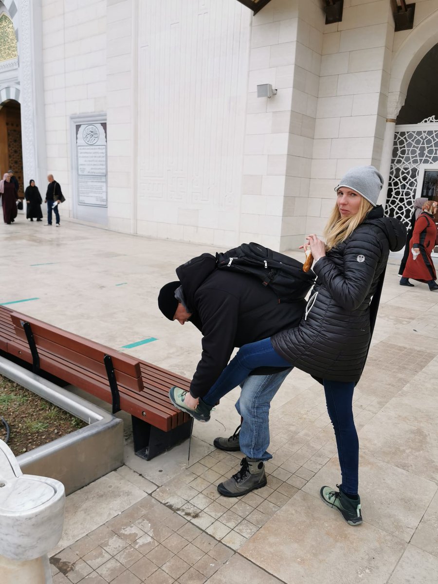 GapiBolhar's tweet photo. Domnevam, da se me moški sramujejo, ženske pa so navdušene, sam pokazat ne smejo😆 No, ženka je bila srečna ❤️
#İstanbul #camlicamosque https://t.co/NeLN9ZM7mE