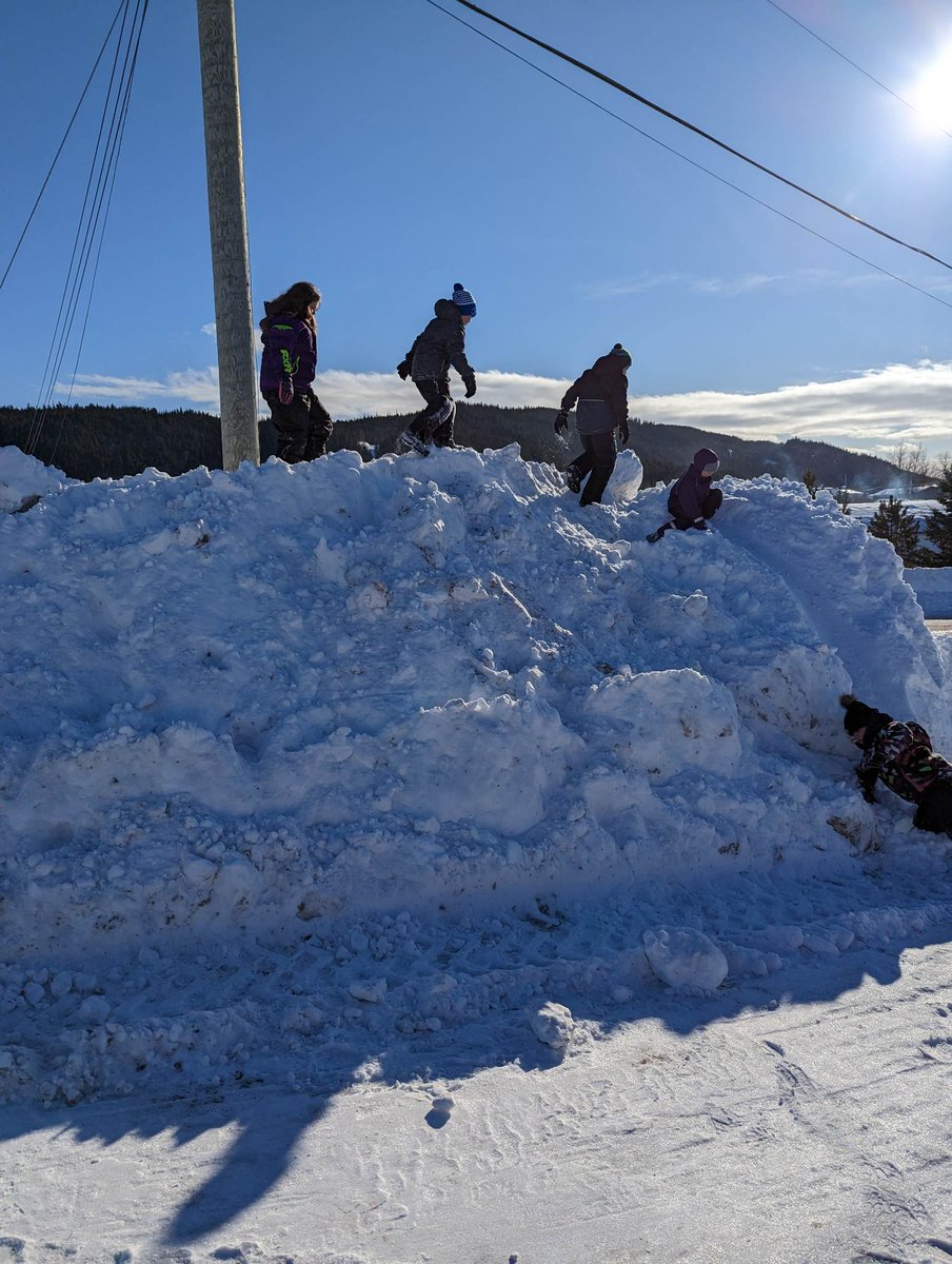 The K-6 class of St. Peter's (Westport) don't need a special week to #DartOutdoors! Every morning they arrive at school early to play outside <a href="/schoolsportsnl/">School Sports NL</a>
