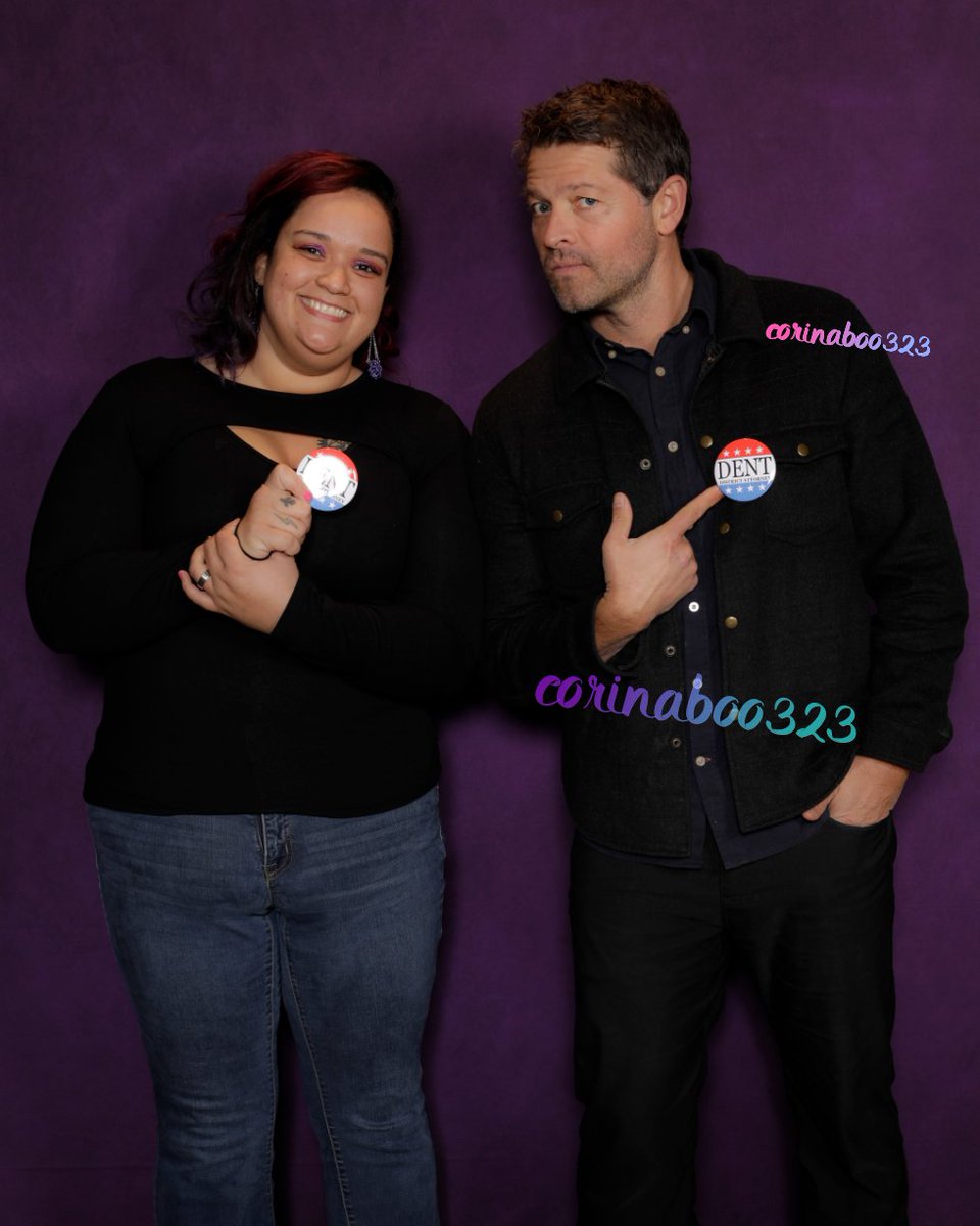 corinaboo323's tweet photo. -It's finally the day of @GothamKnights premiere! @NatalieAbrams hope you like our photo. #HarveyDent #DistrictAttorney #GothamKnights @mishacollins #DallasCon #SPNDallas [Also, I'm told the arguing that happened directly after this photo was entertaining.] https://t.co/P9Ix6ymGpe