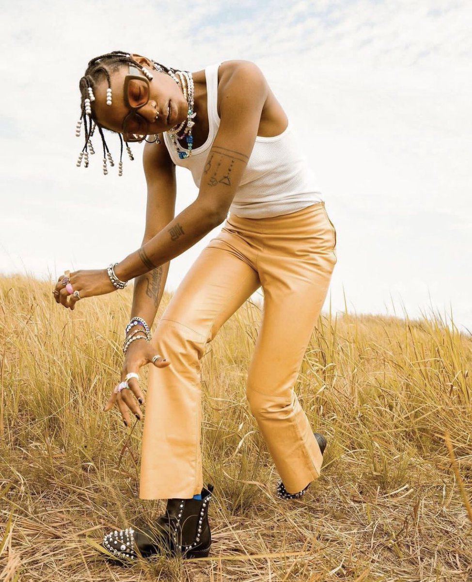 In a new interview with <a href="/AltPress/">altpress</a>, multi talented artist <a href="/wavythecreator_/">ᴡᴛᴄ</a> talks about her moving back to Nigeria, music journey and most especially her fashion brand <a href="/pieceetpatch/">Pièce Et Patch</a>

📸 Walter Banks 

altpress.com/wavy-the-creat…