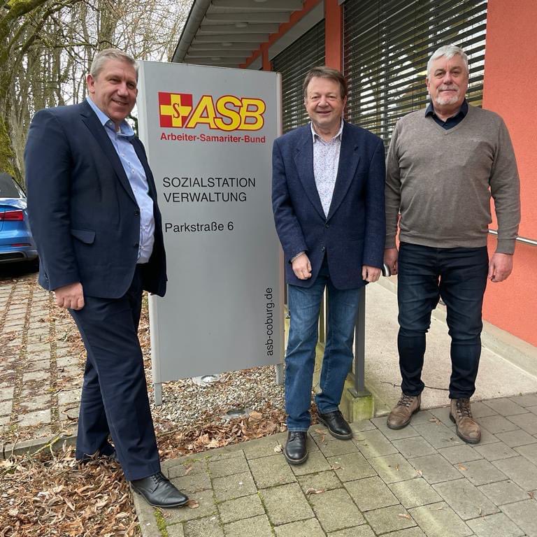 Unser stv. Landesvorsitzender Norbert Tessmer (r.) und Thomas Schwesinger (M.) vom ASB Coburg, erläuterten dem Bamberger SPD-MdB Andreas Schwarz die Probleme bei der Refinanzierung von Tariflöhnen durch die Kassen. Pflegediensten drohe Insolvenz. #asb #pflege #bundestag #spd