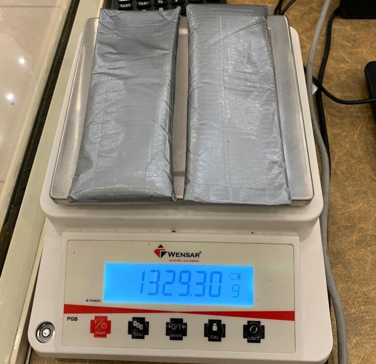 AirCustomsCNN's tweet photo. Officers of DRI &amp; AIU, Kannur Intl AP intercepted a passenger from Kasargod arriving from Sharjah with 1329g of compound gold hidden in his socks! 1157g 24-carat gold worth ₹65,48,620/- obtained after extraction. @cbic @cgstcustvm @PIBTvpm @ccphqrskochi #IndianCustomsAtWork https://t.co/ihttIi4Baw