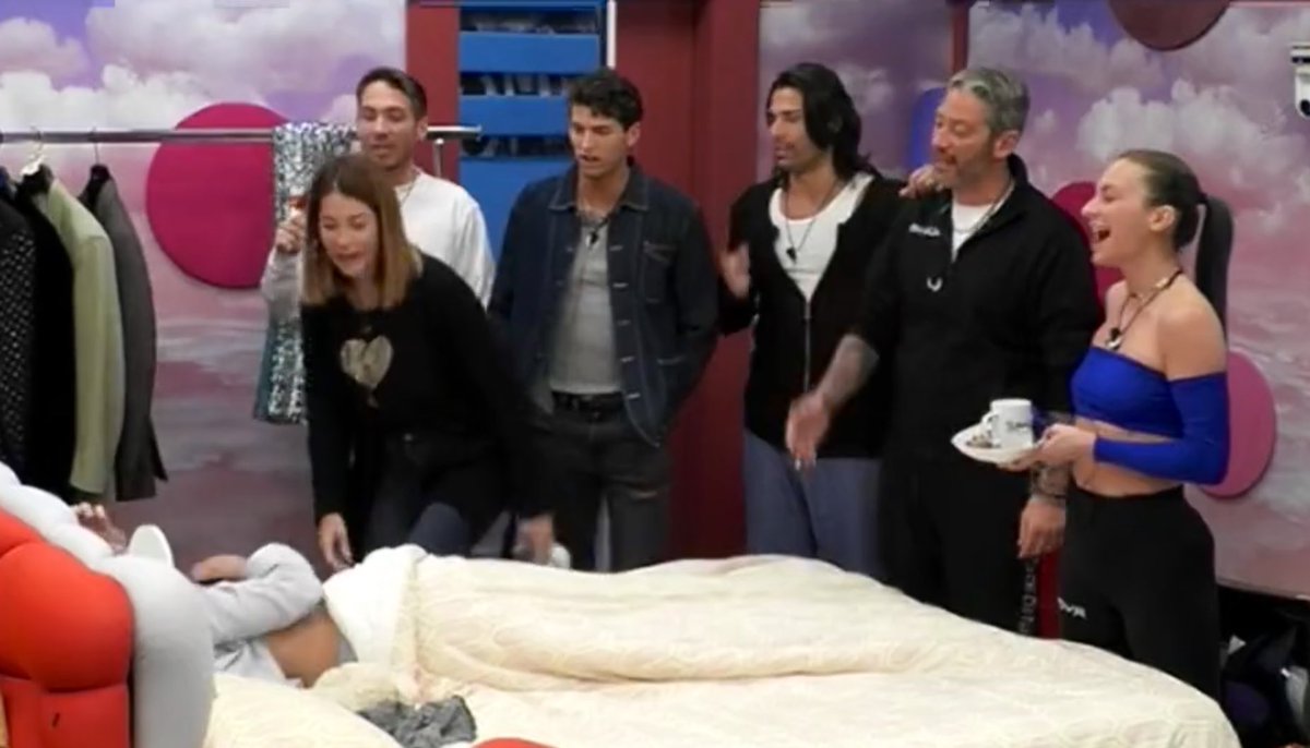 frances_ca09's tweet photo. Nikita con Alberto hanno preparato la colazione per Antonella e hanno chiamato gli altri per farle gli auguri insieme al suo risveglio 🥹 
Checcariniiii💙

#gfvip #HBDAYNELLA #donnalisi #nikiters #thepisis https://t.co/nVYfp6jKAG