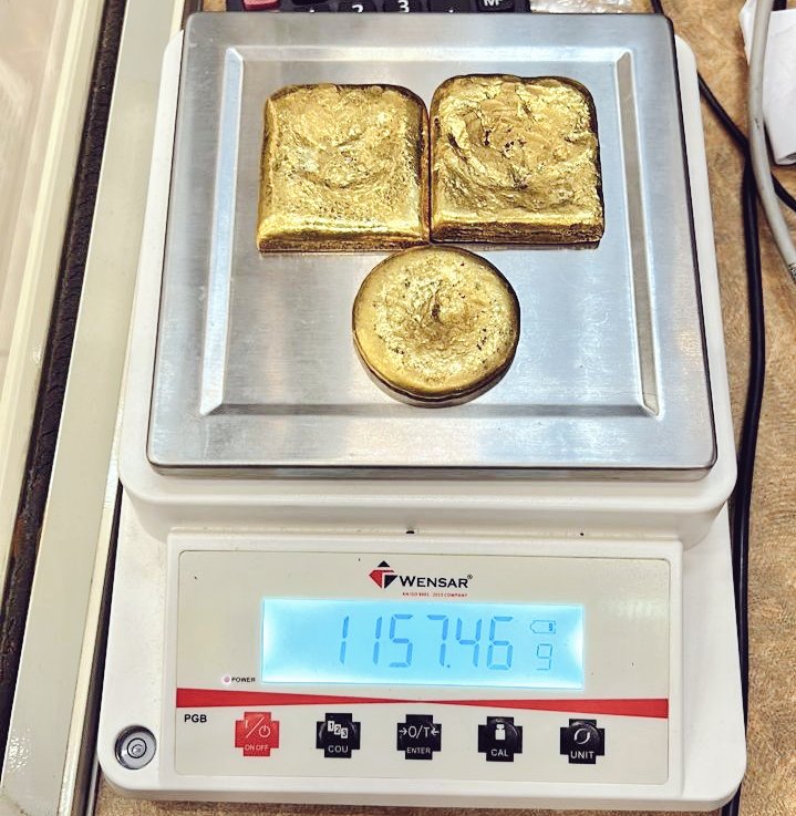 AirCustomsCNN's tweet photo. Officers of DRI &amp; AIU, Kannur Intl AP intercepted a passenger from Kasargod arriving from Sharjah with 1329g of compound gold hidden in his socks! 1157g 24-carat gold worth ₹65,48,620/- obtained after extraction. @cbic @cgstcustvm @PIBTvpm @ccphqrskochi #IndianCustomsAtWork https://t.co/ihttIi4Baw
