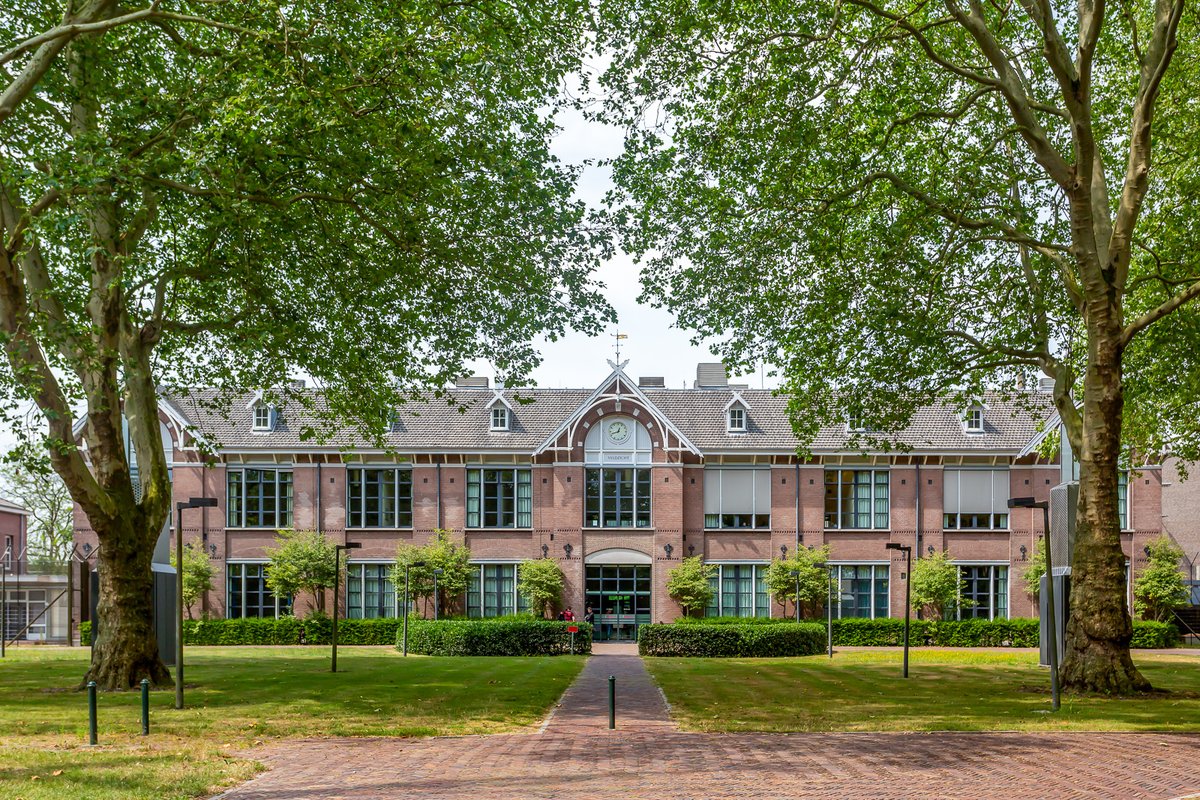 Achter dit statige gebouw gaat een heel complex schuil waar we heel verschillende doelgroepen behandelen: #tbs + vreemdelingen in het strafrecht,  maar ook asielzoekers, bestuursrechtelijke vreemdelingen &amp; ongedocumenteerden + GGZ intensieve zorg  + overige forensische zorg.