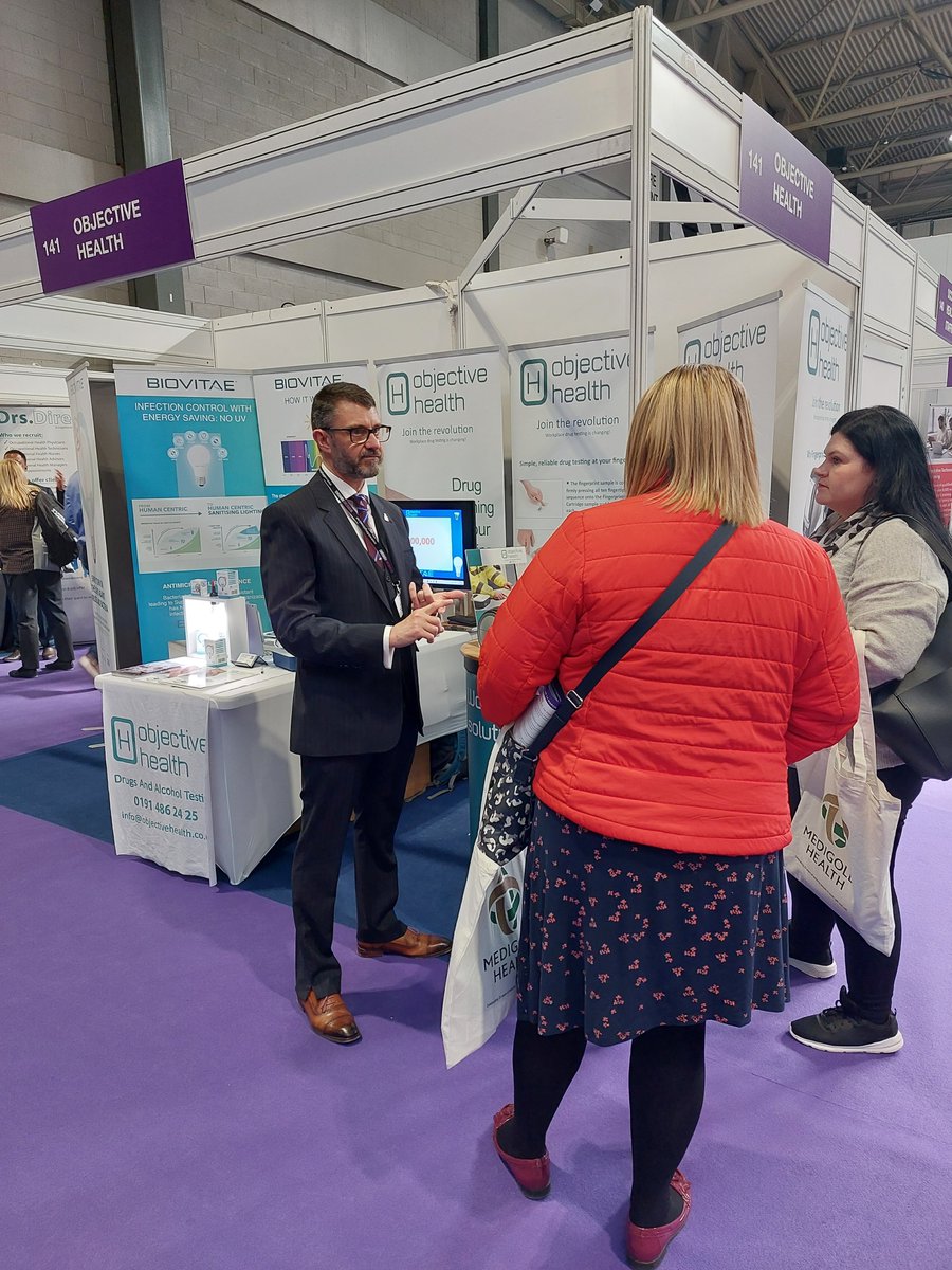 SiObjective_H's tweet photo. Nigel chatting to another #occupationalhealth provider about the benifits of @iFingerprinting drug screen system at #HWW2023 at the @thenec. What to know more about this system contact @Nigelobjective1 

#occhealth #fingerprintdrugtesting #SafetyFirst https://t.co/R9qXsIHt3P