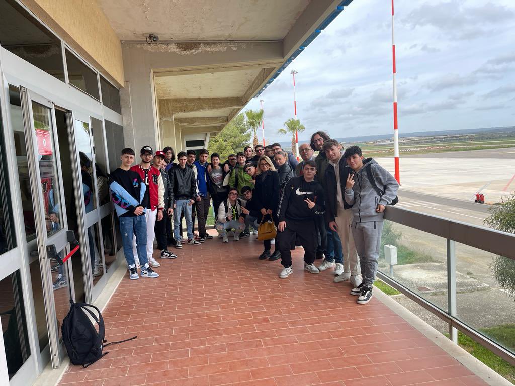 Oggi siamo stati ospitati all'aeroporto di Grottaglie, per fare delle domande al
Responsabile dei Progetti Speciali di aeroporti di Puglia S.P.A. Dott. Summa * #asoc2223
#opencoesione
