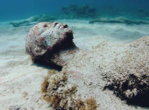 1/5 Há pelo menos mais de um milhão de africanos no fundo dos oceanos atlânticos.
Não eram americanos nem brasileiros, etc. eram yorubas, fulanis, igbos, mandikas homens e mulheres que foram jogados ao mar por traficantes de escravos europeus. A historiografia convencionou chamar