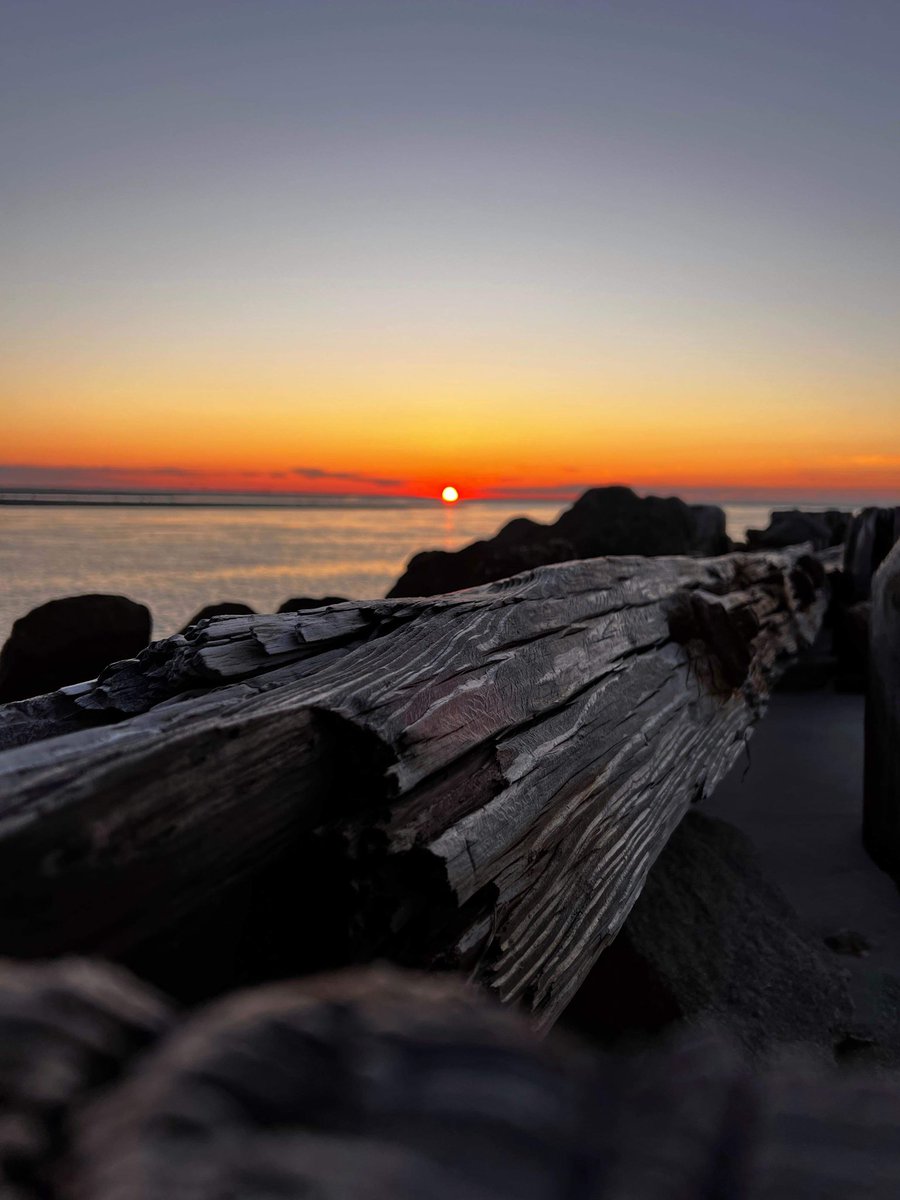 EdPiotrowski's tweet photo. Cold crisp morning in Pawleys Island. 📸 Dave Clayton. #scwx https://t.co/xfI5xR2xno