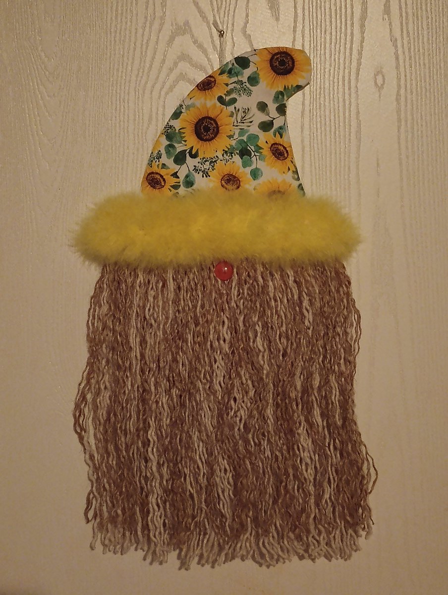 sbayne71's tweet photo. --got my sunflower puzzle hung up last night 
--had to move my gnome head cause Boomer apparently doesn't like him, he tore some of his beard out 🤣🙄🤣 https://t.co/BtNepsNRDw