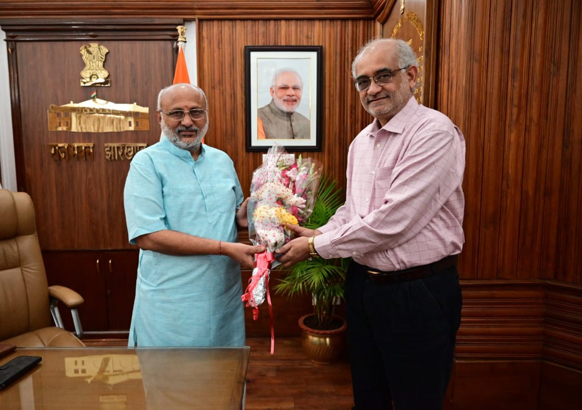 jhar_governor's tweet photo. माननीय राज्यपाल-सह-झारखण्ड राज्य के विश्वविद्यालयों के कुलाधिपति श्री सी.पी. राधाकृष्णन से आज बी.आई.टी. मेसरा के कुलपति डॉ. इंद्रनील मन्ना ने राज भवन में भेंट की तथा विश्वविद्यालय की शैक्षणिक व प्रशासनिक गतिविधियों से अवगत कराया। https://t.co/jfXm1u7Bxy