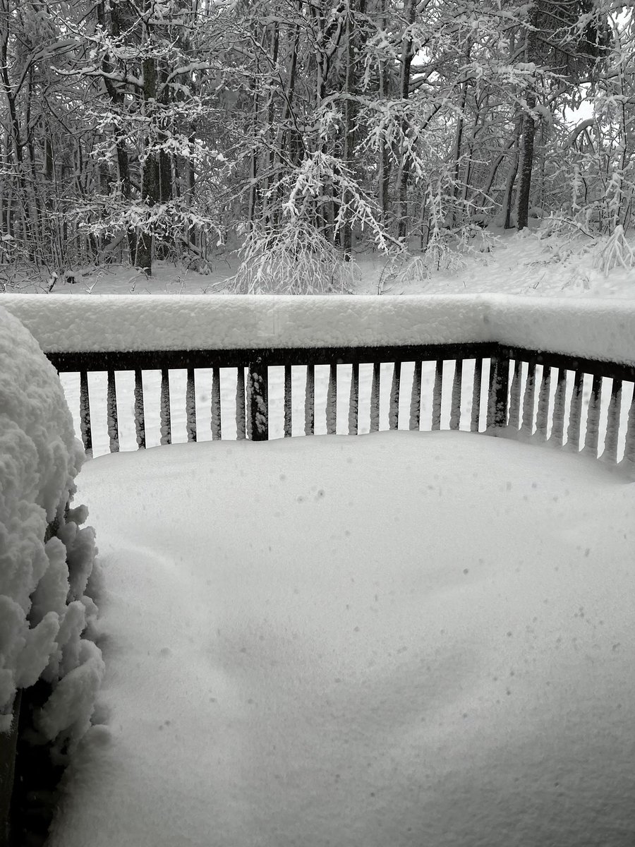 2001Kiernan's tweet photo. @MariSalazarTV @7News At least a foot in Sterling 20 minutes north of Worcester. https://t.co/RpADHsaZeo
