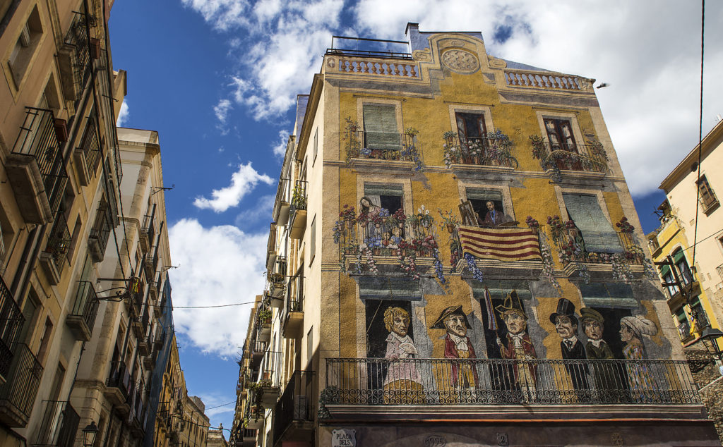 #TarragoninamentGenuí 🎨 Tarragona és una ciutat on molts edificis tenen més de 2000 anys d'història i on sovint hi ha restes arqueològiques, però també hi ha espai per a l'art urbà.

ℹ️bit.ly/42dlZYs
📸Manel Antolí – RV Edipress