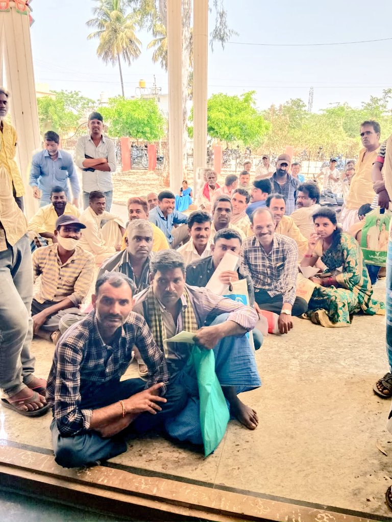 WorkersBoard's tweet photo. ಚಾಮರಾಜನಗರದ ಅಂಬೇಡ್ಕರ್ ಭವನದಲ್ಲಿ ನೋಂದಾಯಿತ ಕಟ್ಟಡ ಕಾರ್ಮಿಕರ ಮಕ್ಕಳಿಗೆ ಶಾಲಾ ಕಿಟ್ಗಳನ್ನು ವಿತರಿಸಲಾಯಿತು.
ಈ ಸಂದರ್ಭದಲ್ಲಿ ಕಾರ್ಮಿಕ ಇಲಾಖೆ ಅಧಿಕಾರಿಗಳು ಉಪಸ್ಥಿತರಿದ್ದರು.
#KBOCWWB #ಶ್ರಮಮೇವ_ಜಯತೇ #KitDistribution #Chamarajanagar #BenefitsofLabourCard https://t.co/KsK87GMMGh