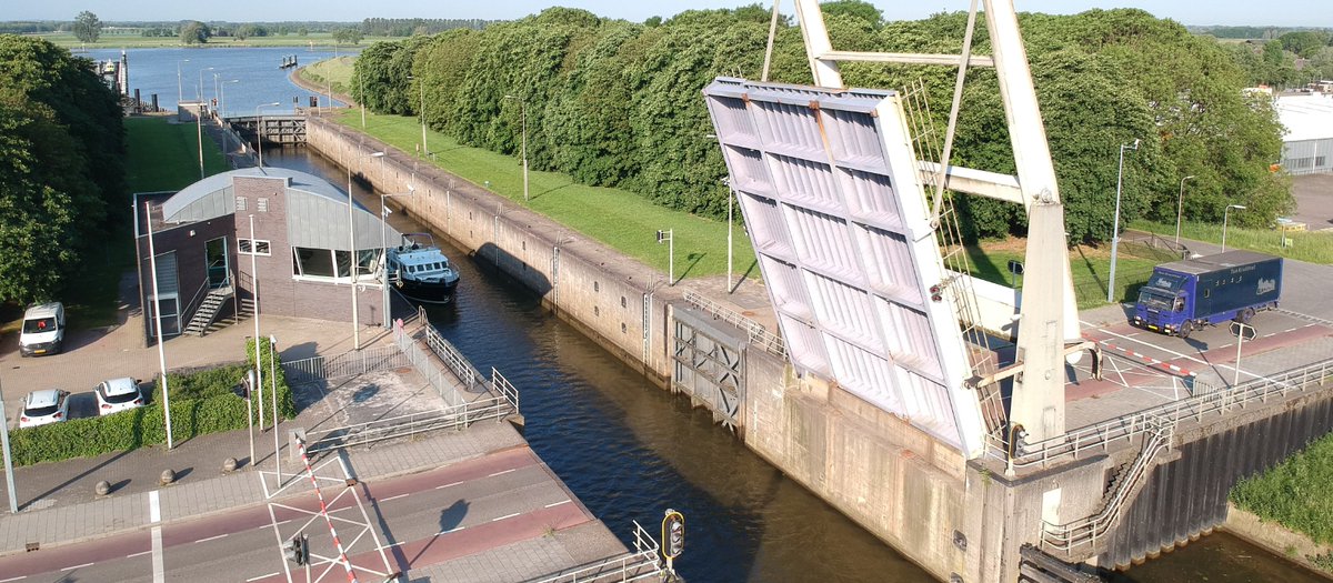 We zijn gestart met de aanbesteding voor renovatie van de Spooldersluis in #Zwolle. De sluis, bediengebouw en de brug krijgen een grondige opknapbeurt. In de opdracht leggen we nadruk op #duurzaamheid, innovatie en hinderbeperking.👉bit.ly/3ThJxHW