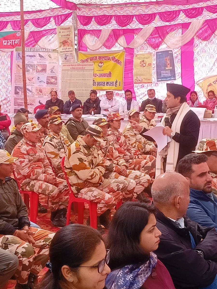 ITBP_official's tweet photo. Shri Jyotiraditya M. Scindia, Hon'ble Union Minister for Civil Aviation and Steel, Govt. of India, interacts with the #Himveers of ITBP and villagers in a #vibrantvillage programme in Dharali, Uttarkashi, Uttarakhand. https://t.co/ghGRGESuPQ